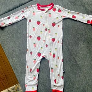 Kyte baby Strawberry zipper romper size 18-24 months.